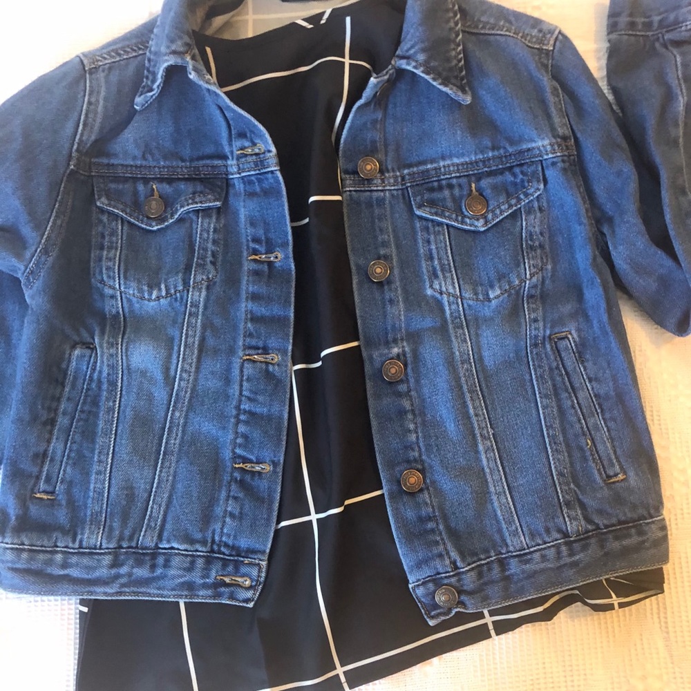 Light and airy short sleeve cuffed top!